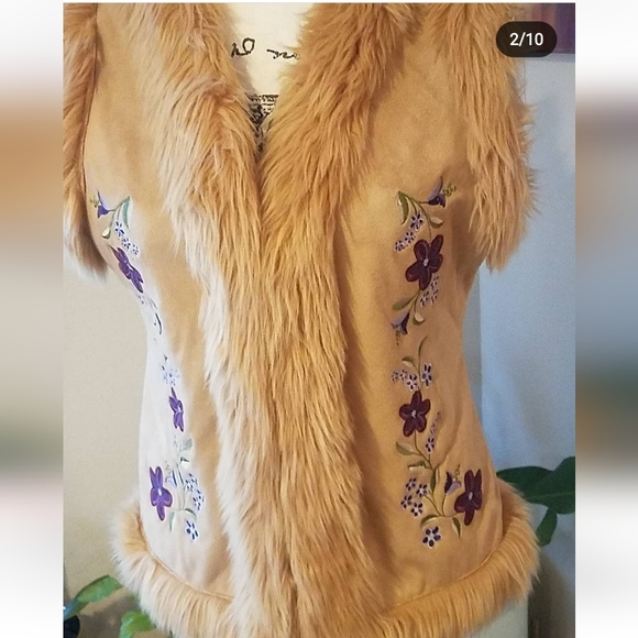 VINTAGE FUR LINED, FLOWER EMBROIDERED VEST🌼 EU CONDITION - Picture 3 of 16